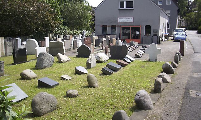 Foto: Grabmale SCHMIDT - Ausstellung in Lünen-Süd, Bahnstr. 44, Am Kommunal-Friedhof